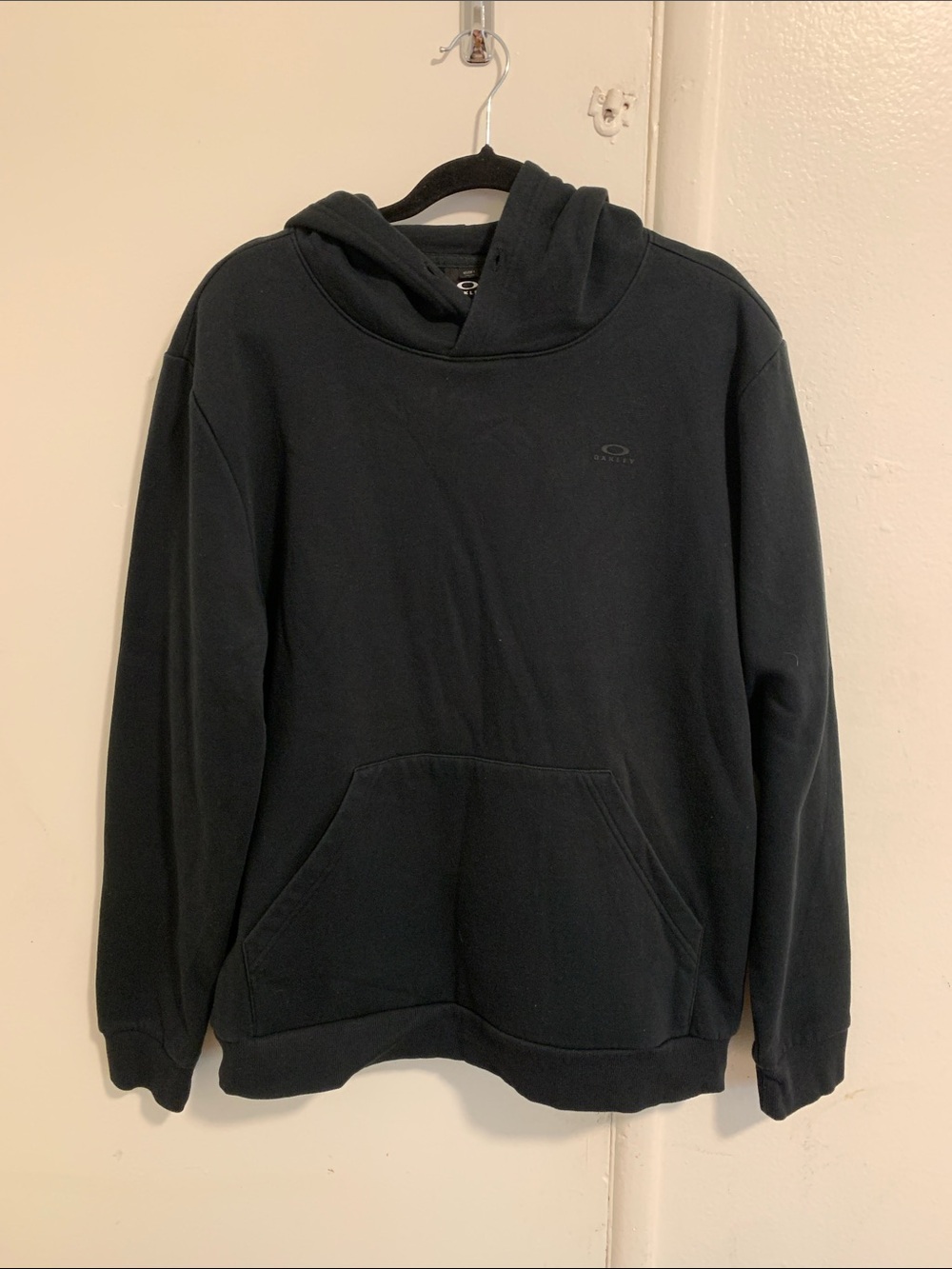 Men’s black Oakley hoodie! Well worn